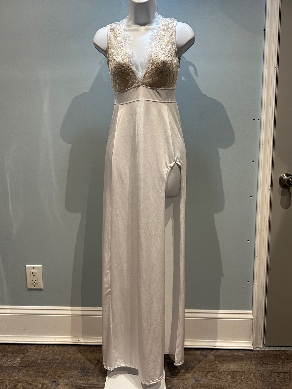 Roma Cream and White Lace Dress Small NWOT